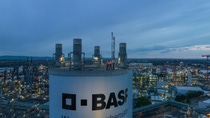 Harnstoff (CH4N2O) ist eine organische Verbindung aus Kohlendioxid (CO2) und Ammoniak (NH3). Auch bekannt unter dem lateinischen Namen Urea ist Harnstoff ein vielseitiger Rohstoff und wichtiges Monomer in der Chemiebranche. Er wird weltweit in großen Mengen benötigt, beispielsweise zur Produktion von Stickstoffdünger, für den Abgasreiniger AdBlue®, für Harze, Klebstoffe und vieles mehr. Der weithin gut sichtbare 61 Meter hohe Prillturm ist Teil der Harnstoff-Anlage, die 1968 am Standort Ludwigshafen erbaut wurde. In ihm wird kristalliner Harnstoff in kugelförmiges Granulat überführt. Harnstoff (CH4N2O) ist eine organische Verbindung aus Kohlendioxid (CO2) und Ammoniak (NH3). Auch bekannt unter dem lateinischen Namen Urea ist Harnstoff ein vielseitiger Rohstoff und wichtiges Monomer in der Chemiebranche. Er wird weltweit in großen Mengen benötigt, beispielsweise zur Produktion von Stickstoffdünger, für den Abgasreiniger AdBlue®, für Harze, Klebstoffe und vieles mehr. Der weithin gut sichtbare 61 Meter hohe Prillturm ist Teil der Harnstoff-Anlage, die 1968 am Standort Ludwigshafen erbaut wurde. In ihm wird kristalliner Harnstoff in kugelförmiges Granulat überführt.