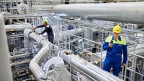 In BASF’s ChemCycling™ project, plastic waste is transformed into pyrolysis oil using a thermochemical process. The oil can be fed in the BASF Verbund, replacing fossil resources. Using a mass balance approach, new products are manufactured with it. These have the same properties as products from fossil raw materials. BASF works together with partners such as Quantafuel, a startup headquartered in Oslo, Norway. Quantafuel is specialized in the pyrolysis of mixed plastic waste and the integrated purification of the resulting oil. Dr. Michael Bachtler (right), who is working on BASF’s ChemCycling™ project, and Rasmus Kærsgaard (left), Plant Director at Quantafuel in Quantafuel’s pyrolysis and purification plant in Skive, Denmark. 