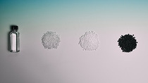 Styrol, Polystyrol, Styropor und Neopor vor einem neutralen Hintergrund Styrol, Polystyrol, Styropor und Neopor vor einem neutralen Hintergrund