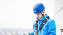 An industrial climber wearing a safety helmet stands on a building (Photo: Kask Spa)
