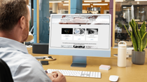 Mann vor einem Computer mit dem BASF Webshop auf dem Bildschirm 