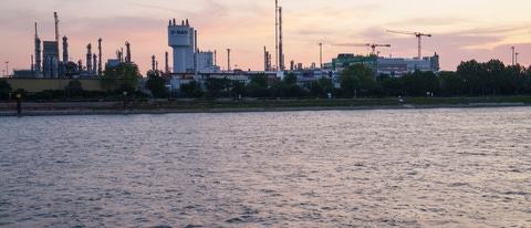 Harnstoff (CH4N2O) ist eine organische Verbindung aus Kohlendioxid (CO2) und Ammoniak (NH3). Auch bekannt unter dem lateinischen Namen Urea ist Harnstoff ein vielseitiger Rohstoff und wichtiges Monomer in der Chemiebranche. Er wird weltweit in großen Mengen benötigt, beispielsweise zur Produktion von Stickstoffdünger, für den Abgasreiniger AdBlue®, für Harze, Klebstoffe und vieles mehr. Der weithin gut sichtbare 61 Meter hohe Prillturm ist Teil der Harnstoff-Anlage, die 1968 am Standort Ludwigshafen erbaut wurde. In ihm wird kristalliner Harnstoff in kugelförmiges Granulat überführt.