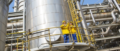 Hu Wenkui (links) und Li Shiling (rechts), beide Techniker, führen eine routinemäßige Sicherheitsinspektion des C2-Hydrierreaktors durch. Dieser Reaktor wandelt Acetylen mit Hilfe von Wasserstoff und Katalysatoren zu Ethylen um.