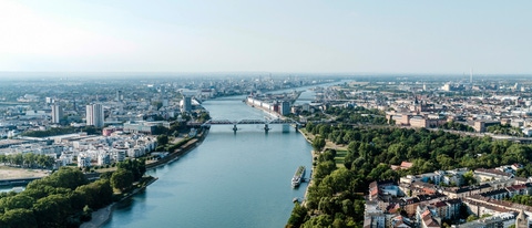 Das Herz der BASF-Gruppe ist die BASF SE mit ihrem Stammwerk in Ludwigshafen am Rhein. Mit etwa 250 Produktionsbetrieben, vielen hundert Laboren, Technika, Werkstätten und Büros auf einer Fläche von rund zehn Quadratkilometern, ist es der größte zusammenhängende Chemiekomplex der Welt.Das Stammwerk der BASF ist auch die Wiege des Verbundkonzepts: Produktionsanlagen, Energieflüsse und Logistik werden intelligent miteinander vernetzt, um Ressourcen so effizient wie möglich zu nutzen.