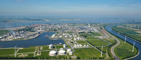 Antwerpen, im Norden von Belgien, ist der zweitgrößte Produktionsstandort der BASF. Der Verbundstandort steht in direkter Verbindung mit der Nordsee, dem Antwerpener Hafen und dem europäischen Hinterland. BASF Antwerpen ist ca. sechs Quadratkilometer groß und zählt 50 Produktionsanlagen, verteilt über 15 integrierte Wertschöpfungsketten. Antwerpen, im Norden von Belgien, ist der zweitgrößte Produktionsstandort der BASF. Der Verbundstandort steht in direkter Verbindung mit der Nordsee, dem Antwerpener Hafen und dem europäischen Hinterland. BASF Antwerpen ist ca. sechs Quadratkilometer groß und zählt 50 Produktionsanlagen, verteilt über 15 integrierte Wertschöpfungsketten.