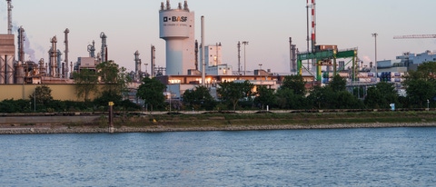 Harnstoff (CH4N2O) ist eine organische Verbindung aus Kohlendioxid (CO2) und Ammoniak (NH3). Auch bekannt unter dem lateinischen Namen Urea ist Harnstoff ein vielseitiger Rohstoff und wichtiges Monomer in der Chemiebranche. Er wird weltweit in großen Mengen benötigt, beispielsweise zur Produktion von Stickstoffdünger, für den Abgasreiniger AdBlue®, für Harze, Klebstoffe und vieles mehr. Der weithin gut sichtbare 61 Meter hohe Prillturm ist Teil der Harnstoff-Anlage, die 1968 am Standort Ludwigshafen erbaut wurde. In ihm wird kristalliner Harnstoff in kugelförmiges Granulat überführt. Harnstoff (CH4N2O) ist eine organische Verbindung aus Kohlendioxid (CO2) und Ammoniak (NH3). Auch bekannt unter dem lateinischen Namen Urea ist Harnstoff ein vielseitiger Rohstoff und wichtiges Monomer in der Chemiebranche. Er wird weltweit in großen Mengen benötigt, beispielsweise zur Produktion von Stickstoffdünger, für den Abgasreiniger AdBlue®, für Harze, Klebstoffe und vieles mehr. Der weithin gut sichtbare 61 Meter hohe Prillturm ist Teil der Harnstoff-Anlage, die 1968 am Standort Ludwigshafen erbaut wurde. In ihm wird kristalliner Harnstoff in kugelförmiges Granulat überführt.