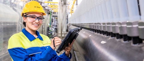 Woman in production plant (Caustic-Soda-LowPCF) Woman in production plant (Caustic-Soda-LowPCF)