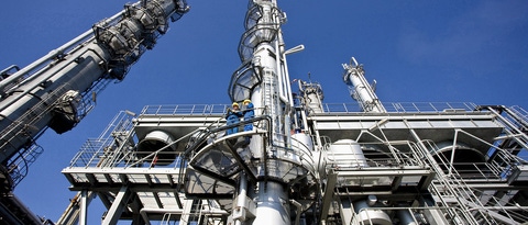 Ein Teil einer Anlagenkolonne mit einer Plattform