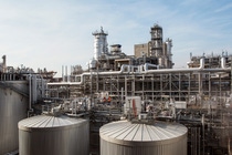 Die Toluoldiisocyanat (TDI)-Anlage am Standort Ludwigshafen hat eine Kapazität von 300.000 Tonnen und besteht aus Anlageeinheiten zum Herstellen von DNT (Dinitrotoluol), TDA (Toluylendiamin) und TDI (Toluoldiisocyanat).
TDI wird für die Produktion von Polyurethan, einem Spezialkunststoff, verwendet. Er findet zum großen Teil in der Möbelindustrie (elastische Schäume für Matratzen, Polsterung oder Holzbeschichtungen), sowie in der Automobilindustrie (Sitzpolster) Einsatz. Die Toluoldiisocyanat (TDI)-Anlage am Standort Ludwigshafen hat eine Kapazität von 300.000 Tonnen und besteht aus Anlageeinheiten zum Herstellen von DNT (Dinitrotoluol), TDA (Toluylendiamin) und TDI (Toluoldiisocyanat).
TDI wird für die Produktion von Polyurethan, einem Spezialkunststoff, verwendet. Er findet zum großen Teil in der Möbelindustrie (elastische Schäume für Matratzen, Polsterung oder Holzbeschichtungen), sowie in der Automobilindustrie (Sitzpolster) Einsatz.