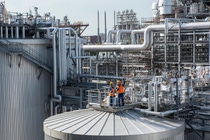 Die Toluoldiisocyanat (TDI)-Anlage am Standort Ludwigshafen hat eine Kapazität von 300.000 Tonnen und besteht aus Anlageeinheiten zum Herstellen von DNT (Dinitrotoluol), TDA (Toluylendiamin) und TDI (Toluoldiisocyanat).
TDI wird für die Produktion von Polyurethan, einem Spezialkunststoff, verwendet. Er findet zum großen Teil in der Möbelindustrie (elastische Schäume für Matratzen, Polsterung oder Holzbeschichtungen), sowie in der Automobilindustrie (Sitzpolster) Einsatz.
Anlagenfahrer bei einem Sicherheitsrundgang in der TDI-Anlage. Die Toluoldiisocyanat (TDI)-Anlage am Standort Ludwigshafen hat eine Kapazität von 300.000 Tonnen und besteht aus Anlageeinheiten zum Herstellen von DNT (Dinitrotoluol), TDA (Toluylendiamin) und TDI (Toluoldiisocyanat).
TDI wird für die Produktion von Polyurethan, einem Spezialkunststoff, verwendet. Er findet zum großen Teil in der Möbelindustrie (elastische Schäume für Matratzen, Polsterung oder Holzbeschichtungen), sowie in der Automobilindustrie (Sitzpolster) Einsatz.
Anlagenfahrer bei einem Sicherheitsrundgang in der TDI-Anlage.