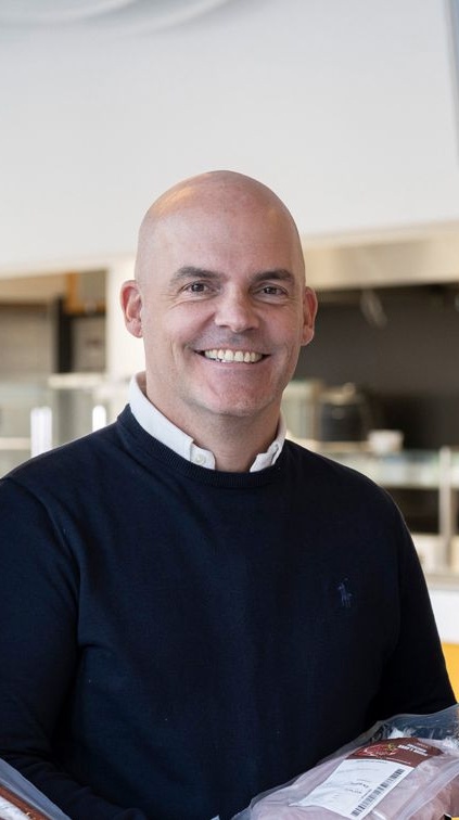 David Jarosch (BASF Gastronomie), Frank Werz (Werz Wurst-Fleisch-Convenience GmbH) und Paul Neumann (BASF SE) präsentieren die nachhaltige Lebensmittelverpackung für die Gemeinschaftsverpflegung. Foto: BASF SE