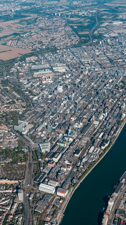 BASF investiert am Standort Ludwigshafen einen mittleren zweistelligen Millionenbetrag in eine neue Alkoholate-Anlage zur Herstellung von Natriummethylat und Kaliummethylat, zwei wichtigen Chemikalien für die Herstellung von Biodiesel sowie von Produkten in Pharmazie und Pflanzenschutz. Die neue Anlage wird mit modernster Technologie die bestehende Produktionsanlage ersetzen und soll in der zweiten Jahreshälfte 2027 in Betrieb gehen.
Foto: BASF