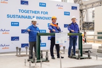 Yousef Al-Benyan, Vice-Chairman und CEO von SABIC, Dr. Martin Brudermüller, Vorsitzender des Vorstands der BASF SE und Jürgen Nowicki, Executive Vice President Linde plc und CEO von Linde Engineering auf der Baustelle der weltweit ersten Demonstrationsanlage für großtechnische elektrisch beheizte Steamcracker-Öfen in Ludwigshafen. Yousef Al-Benyan, Vice-Chairman und CEO von SABIC, Dr. Martin Brudermüller, Vorsitzender des Vorstands der BASF SE und Jürgen Nowicki, Executive Vice President Linde plc und CEO von Linde Engineering auf der Baustelle der weltweit ersten Demonstrationsanlage für großtechnische elektrisch beheizte Steamcracker-Öfen in Ludwigshafen.