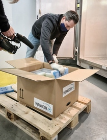 Eine EPS-Box wird mit speziellen Kühlelementen bepackt.