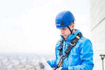 Ein Industriekletterer mit Sicherheitshelm steht auf einem Gebäude (Foto: Kask Spa) Ein Industriekletterer mit Sicherheitshelm steht auf einem Gebäude (Foto: Kask Spa)